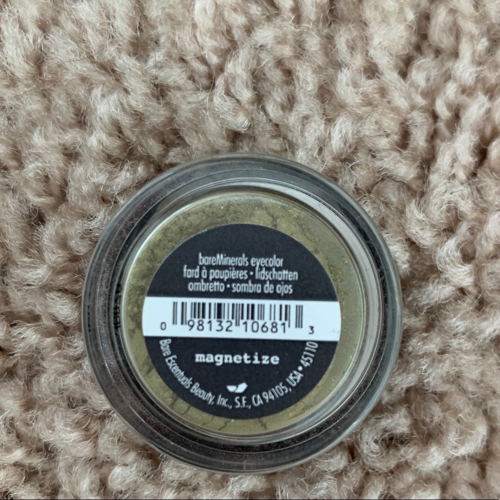 bare minerals eyeshadow in magnetize- NEW